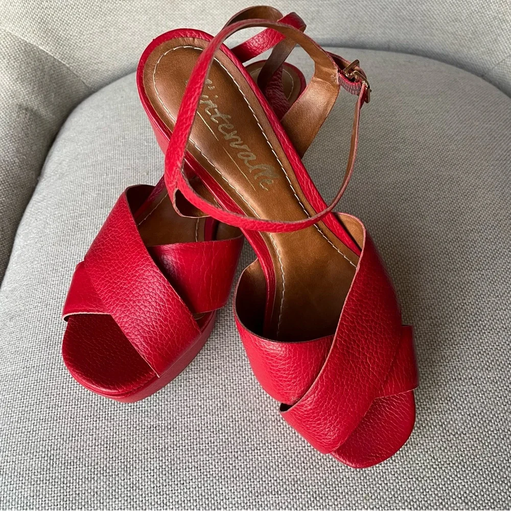 Super CUTE L'Intervalle RED sandles! Perfect for spring or summer. - Picture 3 of 10